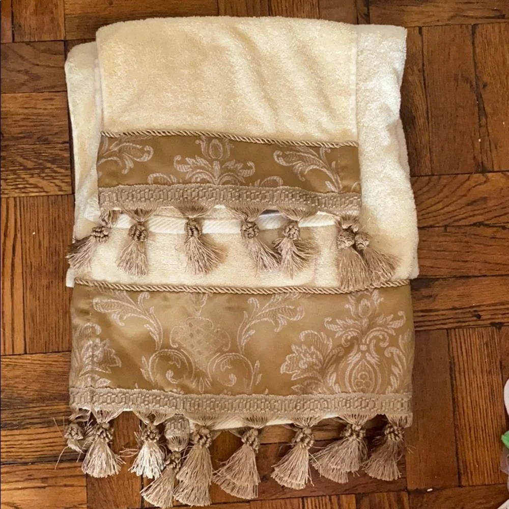 Croscill home yellow & gold bath and hand towel